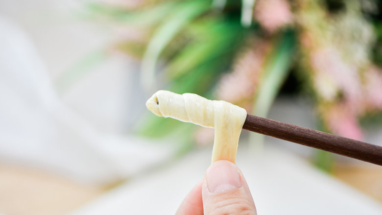 自制烤麸、水面筋、淀粉,切好的面筋绕在筷子上,边拉边绕,稍微使一点劲就好。
