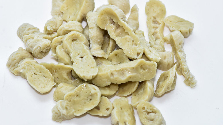 自制烤麸、水面筋、淀粉,煮好的面筋,就是水面筋,适合烧烤,炒菜。图是切开后的样子。