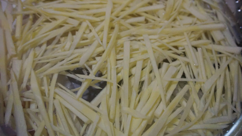 凉拌土豆竹笋丝,焯完水的竹笋用清水再漂洗2遍,保证苦涩味完全去掉