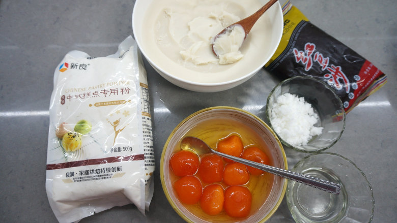 一咬直掉渣儿的蛋黄酥,材料准备好,<a style='color:red;display:inline-block;' href='/shicai/ 406'>猪油</a>是自己熬的,很清香;真空包装的咸蛋黄从冷冻室中取出,室温下解冻后,泡花生油24小时,后多次制作,发现不泡油也是一样油汪汪的;红豆沙我用的现成的,需要再重新加工一下;