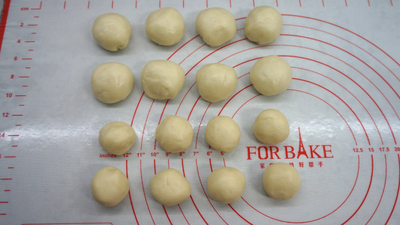 一咬直掉渣儿的蛋黄酥,将饧好的油皮油酥称重,分成8等份,揉成球;