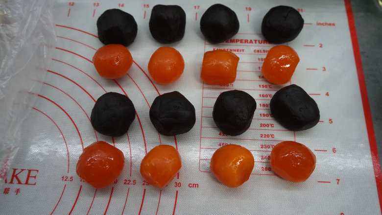 一咬直掉渣儿的蛋黄酥,豆沙馅现在已经晾凉了,用厨房纸把咸蛋黄外面油擦干,一个咸蛋黄和一份红豆沙一起称重,40克,一一对应好;