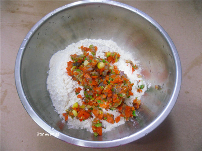 虾仁煎饼,面粉用大盆盛起,倒入虾仁胡萝卜碎