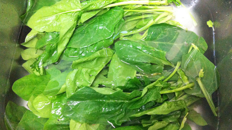 上汤菠菜,菠菜剪去头部,泡洗干净