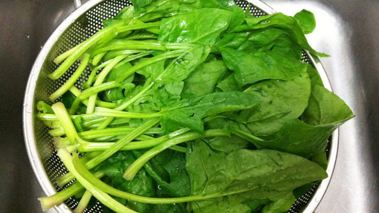 上汤菠菜,捞起,沥干水