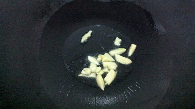 上汤菠菜,热锅,放适量油,下蒜头爆香