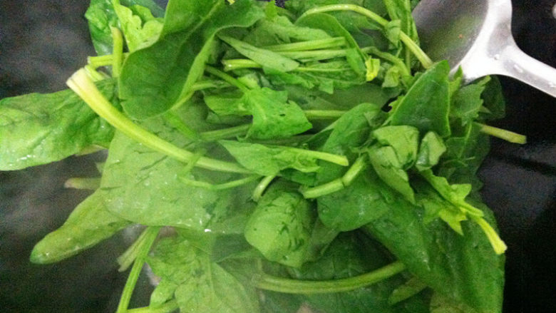 上汤菠菜,倒下菠菜,用锅铲拌匀,保持大火煮2分钟