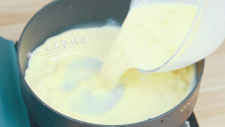 香甜玉米汁,过滤出来的已经是玉米汁了,只差一个煮。一起倒回锅里煮开后小火再煮3分钟。煮煮如果感觉变稠了,再加点奶。