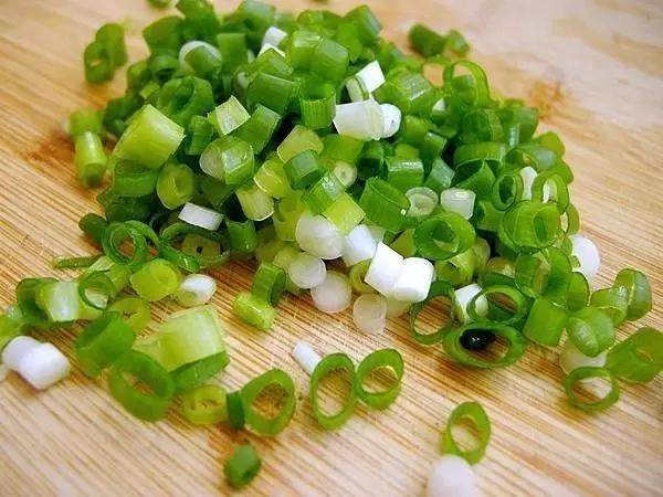 暖胃的菌菇汤,香葱切葱花