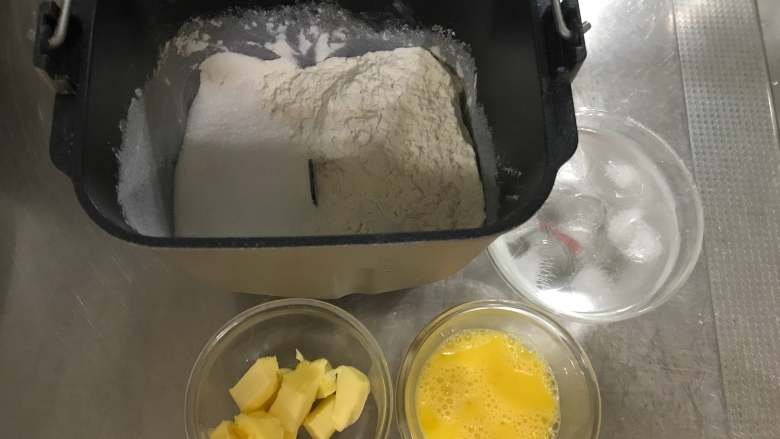 豆沙花花包,现在开始制作面团了。
面团材料中除黄油以外的所有材料混合,厨师机搅打至能拉出厚粗膜的阶段(面包机也可以,时间稍长)加入室温软化的黄油后,继续搅打至能拉出薄膜的扩展阶段