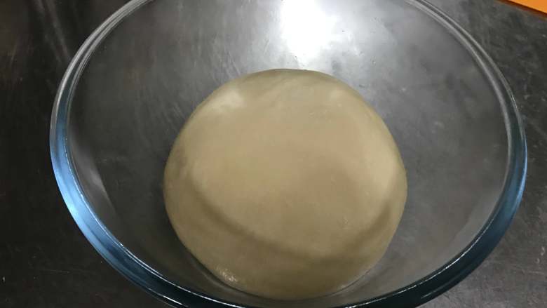 豆沙花花包,面团放盆中盖保鲜膜,26度左右的环境进行一发