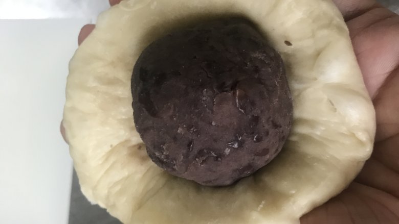 豆沙花花包,取面团擀平擀圆,放上豆沙馅(豆沙馅35g/个)