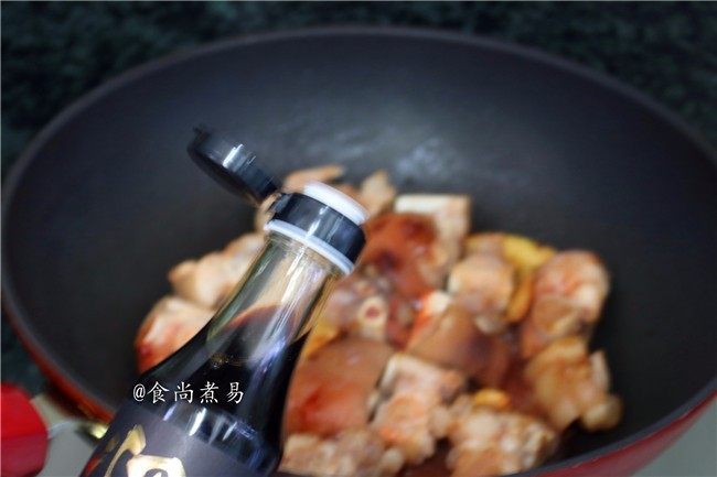 鹌鹑蛋烧猪手,倒入<a style='color:red;display:inline-block;' href='/shicai/ 718'>料酒</a>、<a style='color:red;display:inline-block;' href='/shicai/ 692'>酱油</a>，翻炒均匀