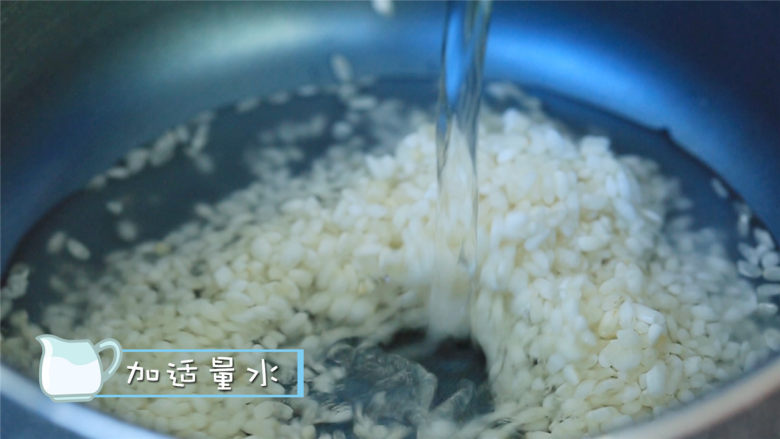 胡萝卜土豆鸡肉粥,放入奶锅中煮粥,大火煮开后转小火。。
ps:妈妈们最好一次性加足水哦,后面加水的话容易使水粥分离。
