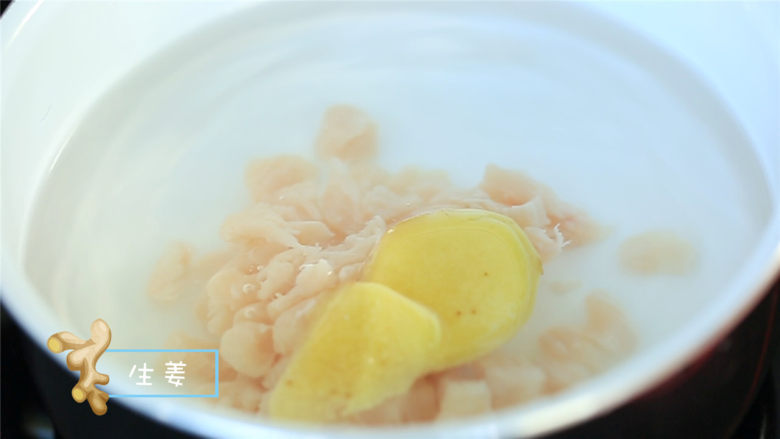 胡萝卜土豆鸡肉粥,冷水入锅焯水,放入生姜片去腥。
ps:鸡胸肉需要用冷水来焯,这样可以把肉中的杂质逼出来。如果开水下锅,肉一进入水里就被烫熟了,杂质也会被锁在肉里出不来,这样吃起来腥味会比较重 ~