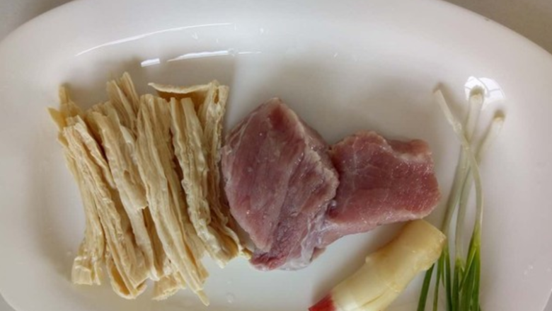 腐竹肉丸汤,准备好食材,<a style='color:red;display:inline-block;' href='/shicai/ 468'>腐竹</a>提前2小时用冷水浸泡,直至完全泡开变软
