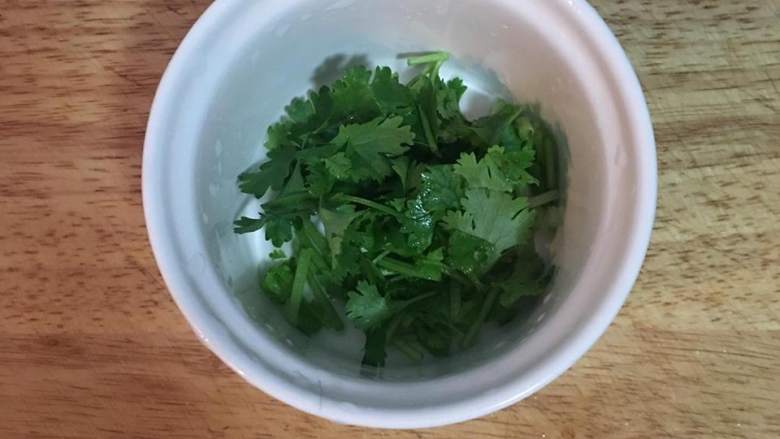 当归莲藕莲子排骨汤,洗净的香菜再用可饮用水洗净后擦干并略切备用,