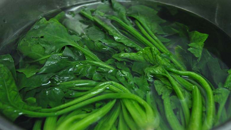 绿色美食麻酱果仁菠菜,将<a style='color:red;display:inline-block;' href='/shicai/ 117'>菠菜</a>洗净,入沸水焯30秒