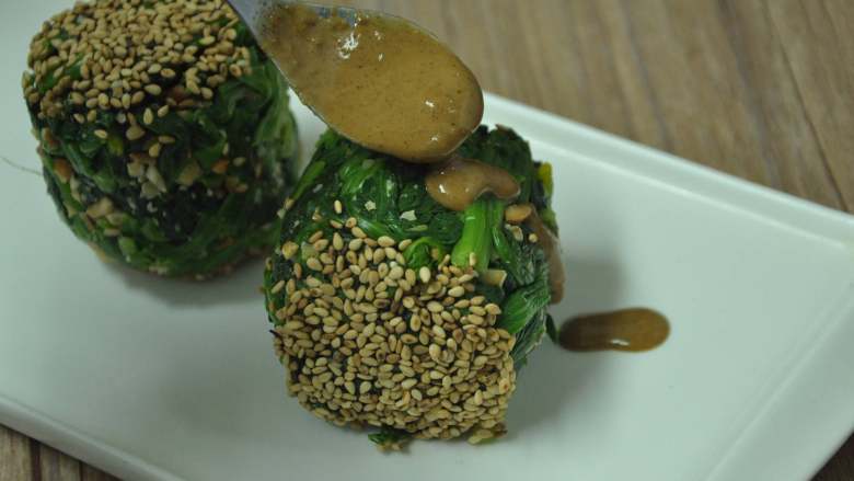 绿色美食麻酱果仁菠菜,将<a style='color:red;display:inline-block;' href='/shicai/ 788'>生抽</a>、清水、麻酱以1:1:1的比例,拌匀后浇在菠菜上