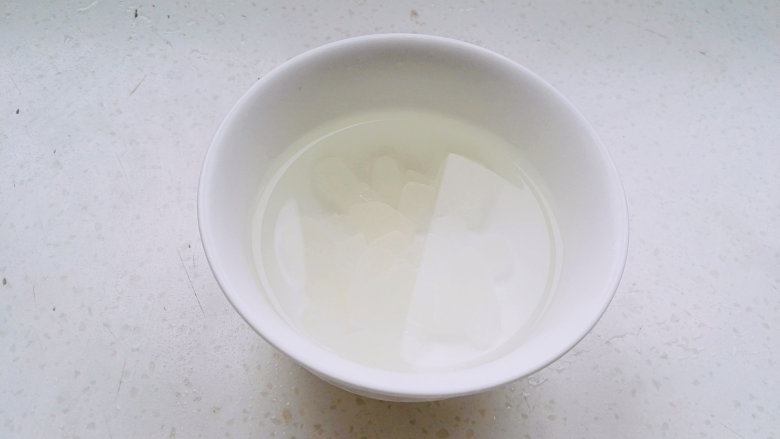 冰糖苦瓜,倒入120g开水,用筷子搅下,放一边,让冰糖慢慢融化。