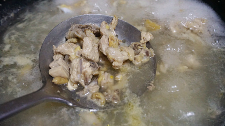板栗烧鸡,锅内倒入清水,将清洗干净血水的鸡块冷水下锅焯水,倒入料酒煮沸断生后捞出沥干水分
叨叨叨:焯水后的汤不要扔掉,后面还有用