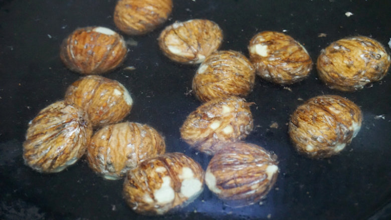 板栗烧鸡,然后放入沸水中焯2-3分钟(软化内膜)