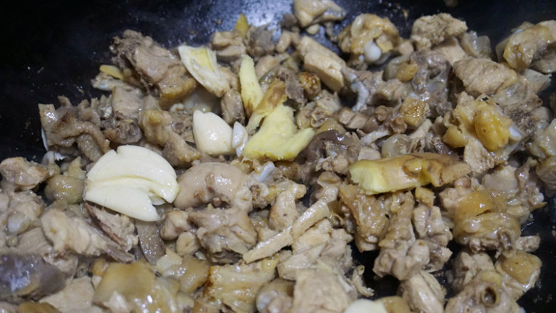 板栗烧鸡,待鸡块煸炒出油后,放拍好的大蒜和老姜爆香