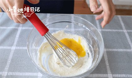 和烤箱模式说NO,好吃不上火的酸奶蒸蛋糕,加入蛋黄拌匀至细腻光滑的面糊。
