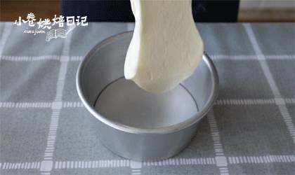 和烤箱模式说NO,好吃不上火的酸奶蒸蛋糕,入模,锅内倒入开水,入锅加盖用中小火蒸30分钟,筷子或牙签测试一下没有生面糊就可以了,起锅后倒扣、放凉。