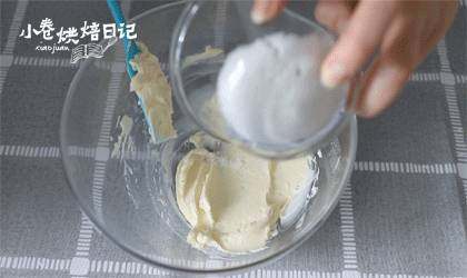 扭一扭?舔一舔?泡一泡?奥利奥这样才好吃,加入30克白砂糖,碾压。