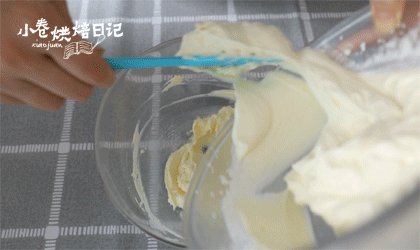 扭一扭?舔一舔?泡一泡?奥利奥这样才好吃,加入打发的奶油,搅拌均匀。