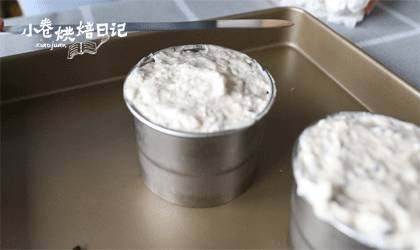 扭一扭?舔一舔?泡一泡?奥利奥这样才好吃,抹平多余的奶油,放入冰箱,冷藏3小时。