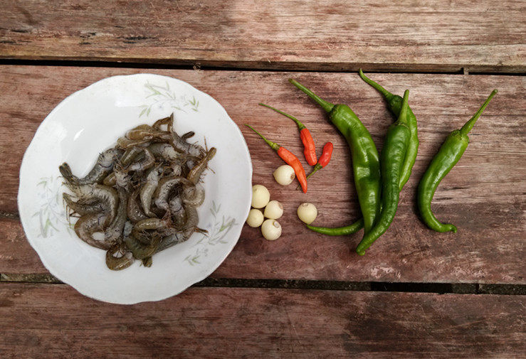 家常炒河虾,准备好食材，回老家用的是独蒜，这样的蒜更香，因为口味比较嗜辣，所以添加了小米椒