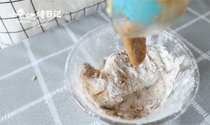 白馒头吃腻了?来一款滋补红糖馒头吧,把加有酵母的液体倒入,用手搓揉,会粘手的话再撒些干面粉,揉成光滑的面团。