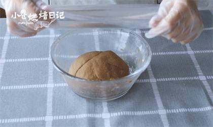 白馒头吃腻了?来一款滋补红糖馒头吧,覆上保鲜膜,进行第一次发酵一个小时左右,面团发两倍大,翻开全部是蜂窝组织就好了。(发酵时间具体看当天温度哦)