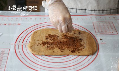 白馒头吃腻了?来一款滋补红糖馒头吧,洒上一层红糖。