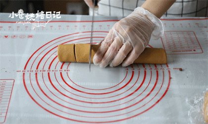 白馒头吃腻了?来一款滋补红糖馒头吧,切段。