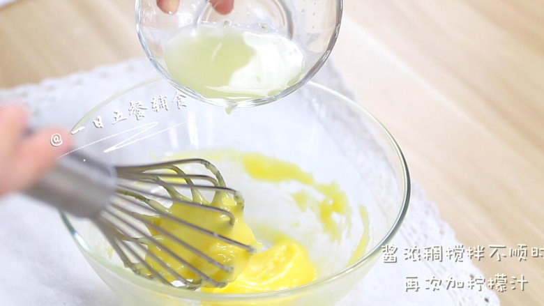 蛋黄沙拉酱 宝宝辅食,零添加,更健康,太浓不太好搅拌了,我们添加1小勺柠檬汁进去,就又可以搅拌了。