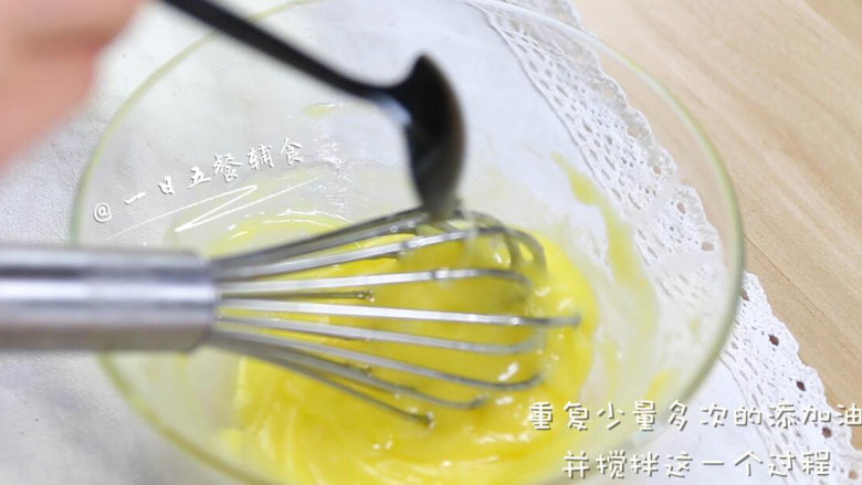蛋黄沙拉酱 宝宝辅食,零添加,更健康,加入柠檬汁以后,碗里的酱会变得稀一点,搅拌均匀后,我们重复加油搅拌加油搅拌这一个过程。