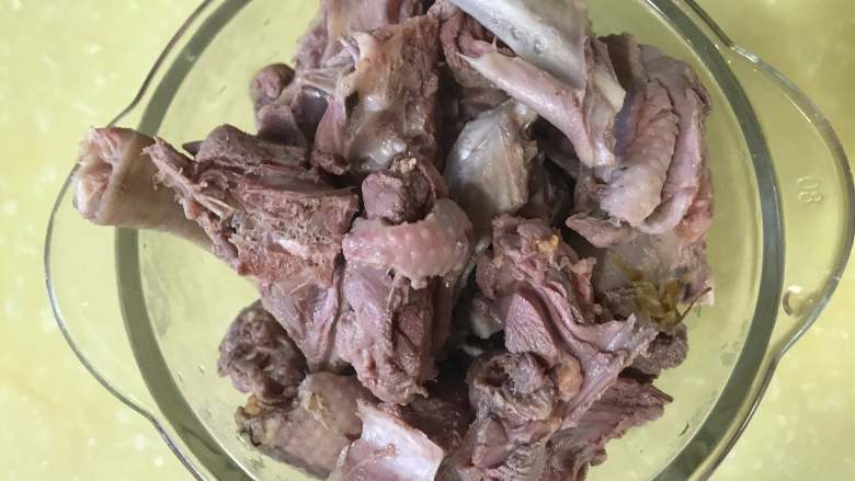鲍鱼番鸭汤,锅中水烧开,下番鸭煮沸,捞出