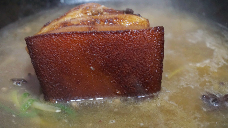 烧白,将沥干油的五花肉放入刚刚煮肉的水中煮3-4分钟,待表面起皱时即可捞出
叨叨叨:油炸上色之后的五花肉放入水中煮一下,表皮就会起皱,这样的五花肉会让人更加有食欲