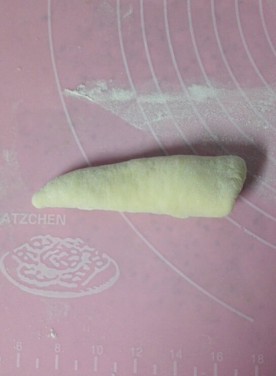 早餐+醇香丹麦卷,卷成这样的长圆锥状,接口捏紧,用手搓紧,搓长。