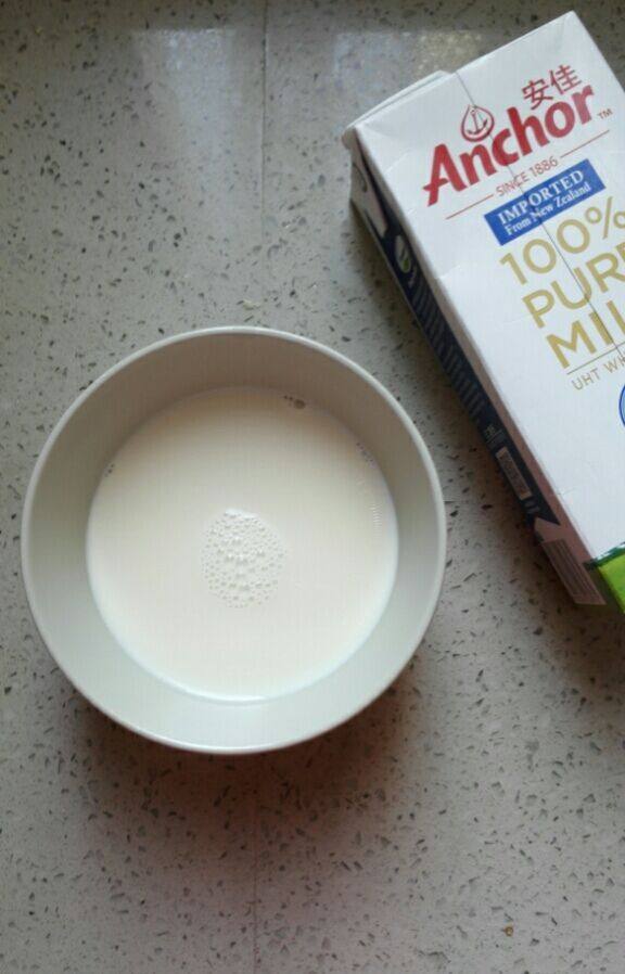 早餐+咖啡牛奶麦片,加热后观察牛奶的状态,柔滑而细腻,过了半分钟就看到牛奶表面起了一层奶皮,高品质的牛奶才能看到奶皮