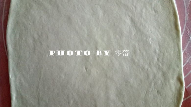 陕西烩麻食,揉面垫上撒少许干粉,将面团擀成方形;