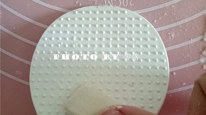 陕西烩麻食,准备小道具:电饭煲自带的饭勺;将面块放在勺子上,用右手大拇指摁住,如图所示;