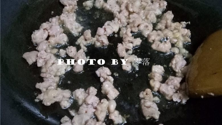 陕西烩麻食,热锅冷油,放入香肠翻炒至变色;