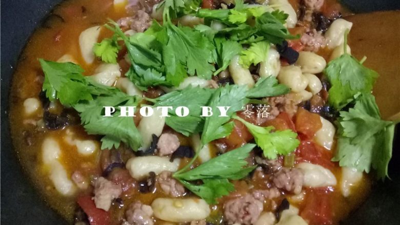 陕西烩麻食,将煮熟的麻食盛入蔬菜锅里,调入适量花椒油,搅拌均匀;出锅前,撒入芹菜;