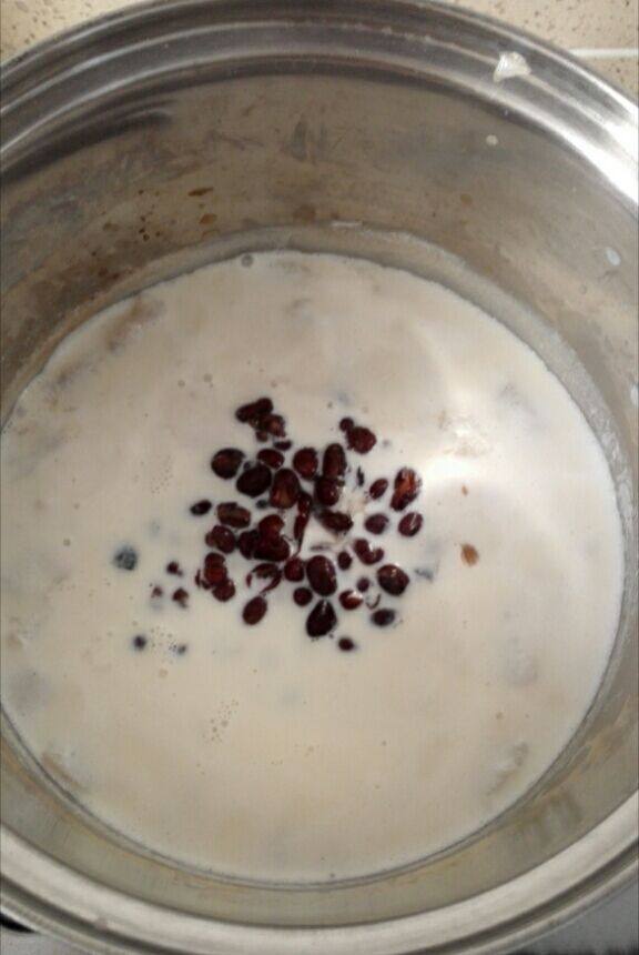 早餐+红豆芋艿牛奶炖,加入煮软的红豆