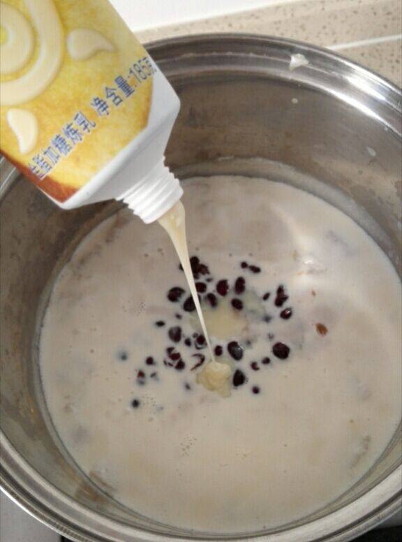 早餐+红豆芋艿牛奶炖,加入炼乳，搅拌均匀关火