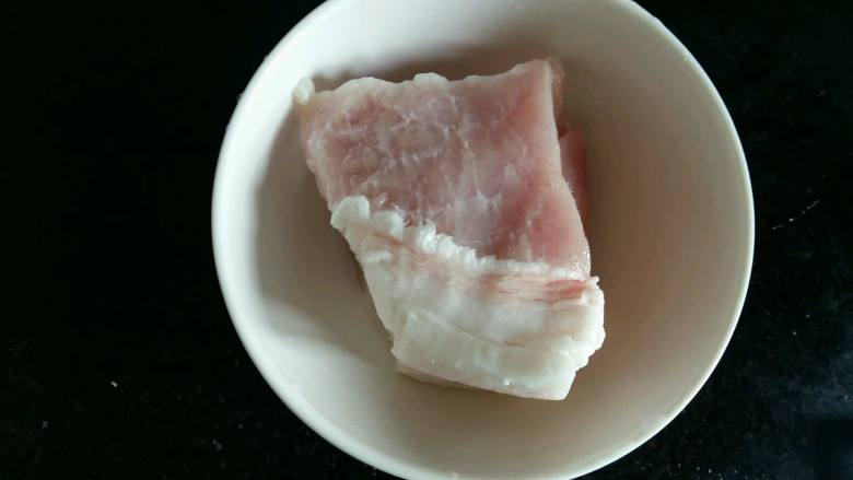 #绿色美食#五色蔬菜炸酱面,猪肉一块,我选的是有三分肥肉的。有点肥肉做出来的酱更香。(如果不喜欢也可以用全瘦肉。)